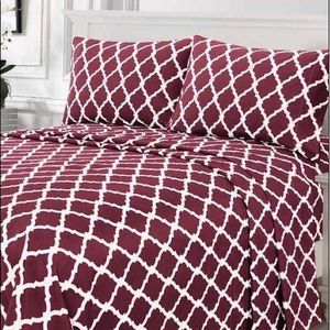 ⭐️SALE⭐️Twin 3pc Burgundy Arabesque Bedsheets